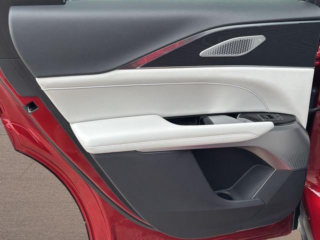 2024 Cadillac LYRIQ Luxury 2